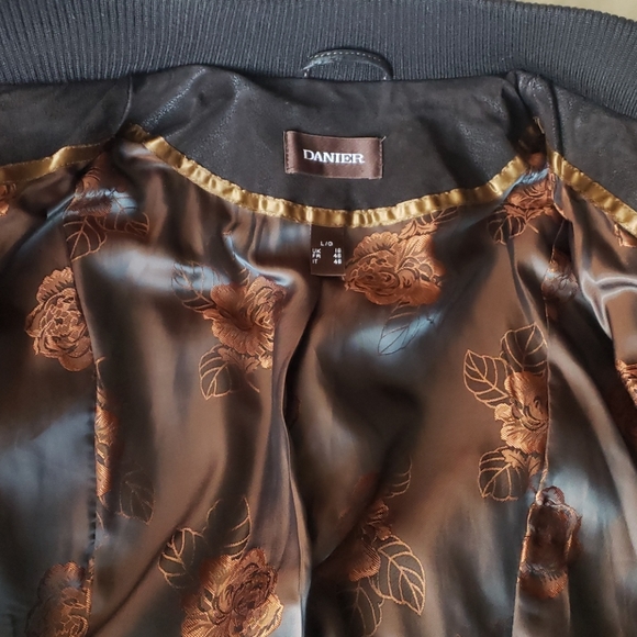 Danier Leather Jacket. - Picture 4 of 5